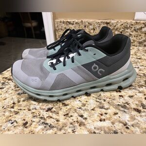 On Cloud Running Shoes men’s size 10 good condition